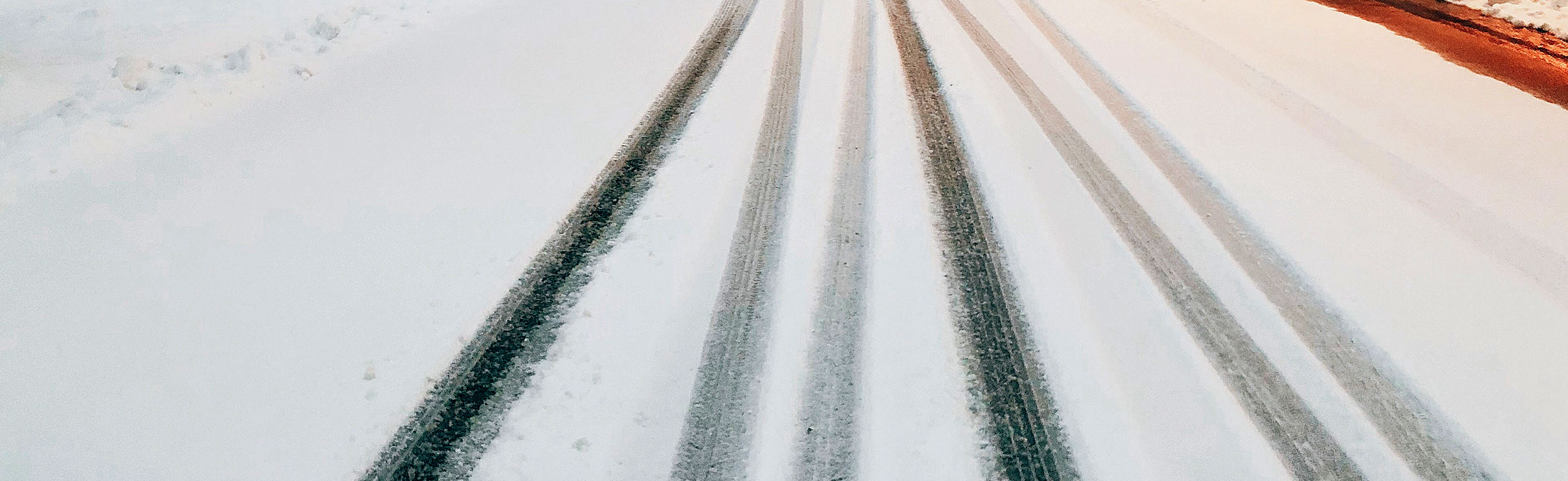 Vej med hjulspor i sneen