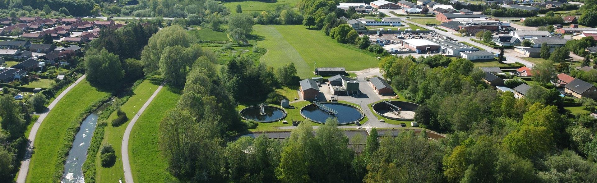 Luftfoto af Lilleåparken og renseanlæg i Hadsten