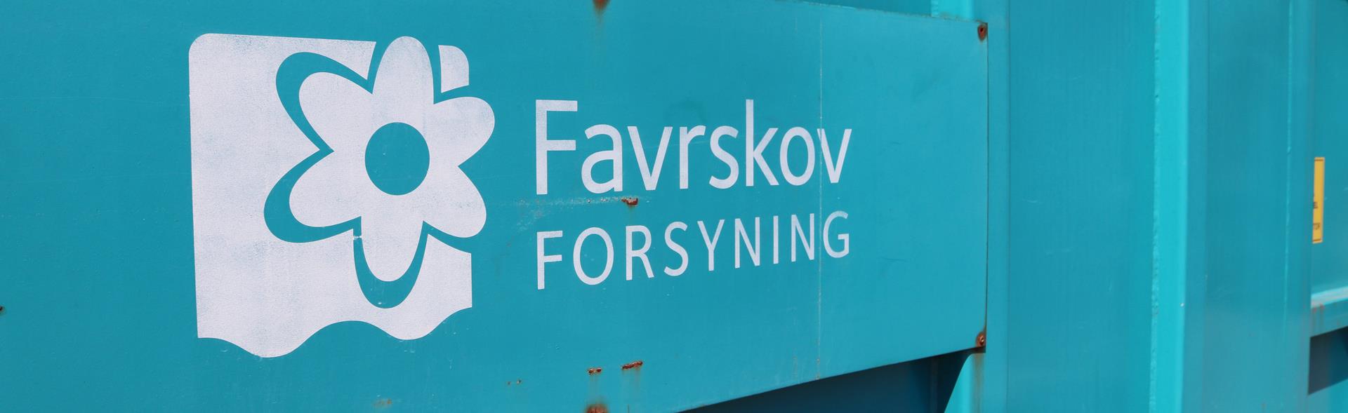 Hvidt Favrskov Forsyning logo på siden af grøn container