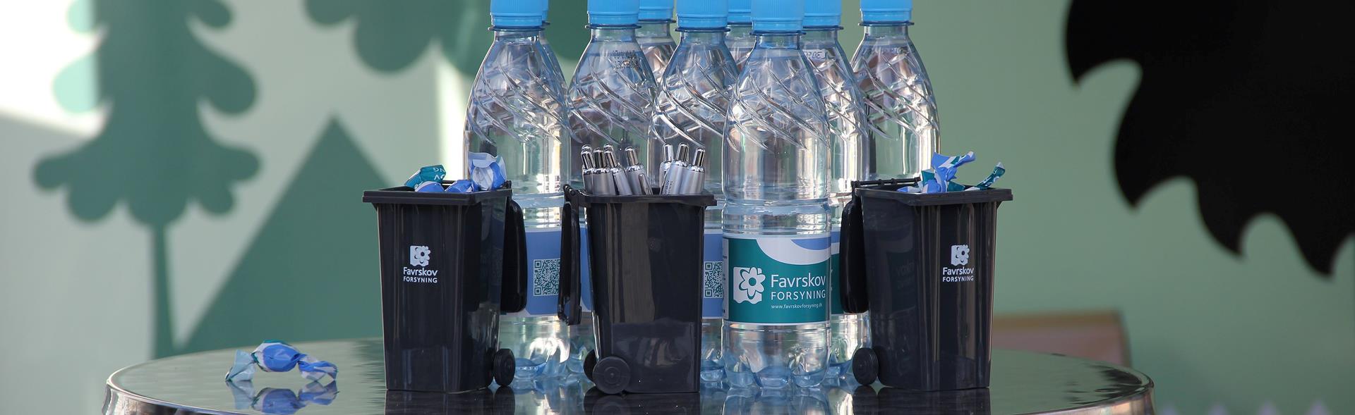 Plastflasker, bolsjer og mini affaldsbeholdere med Favrskov Forsynings logo