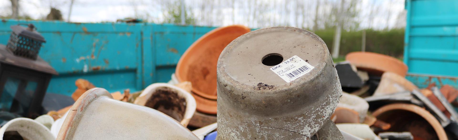keramik i container på genbrugsplads