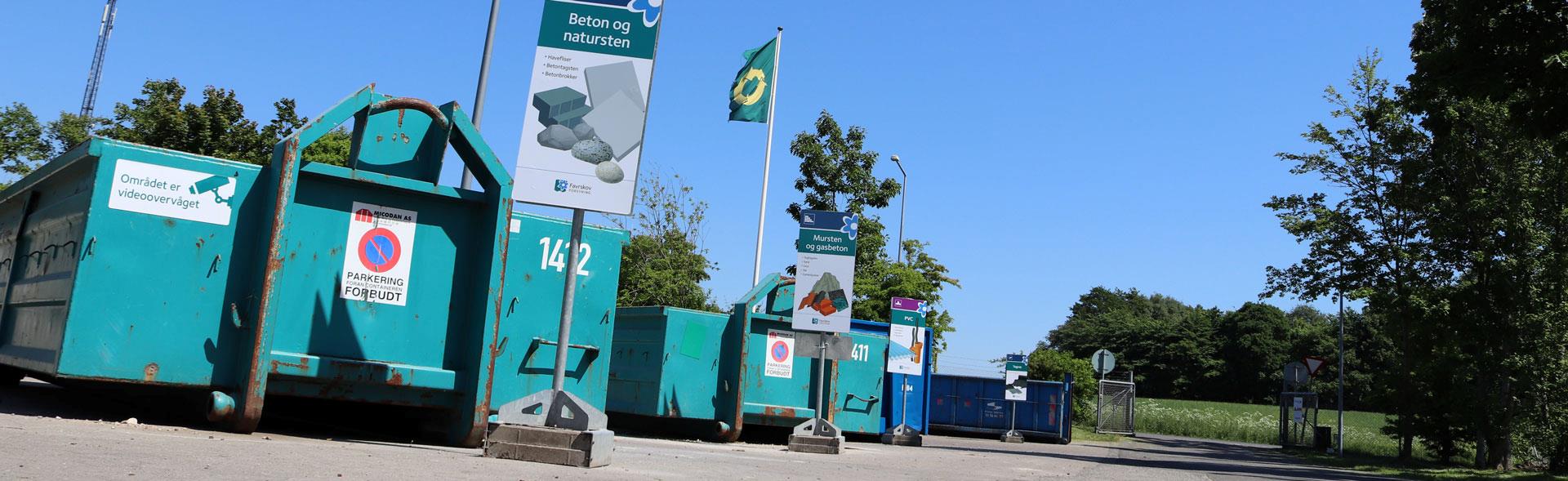 Genbrugsflag, skilte og containere på Hammel genbrugsplads