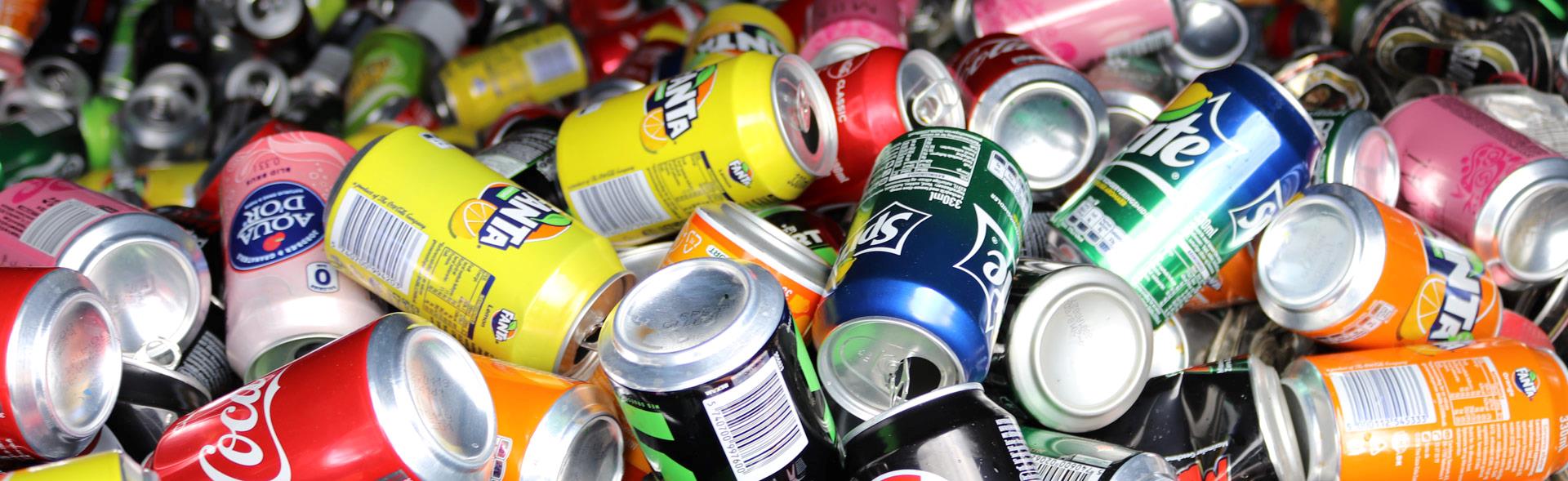 Forskellige øl- og sodavandsdåser til genbrug