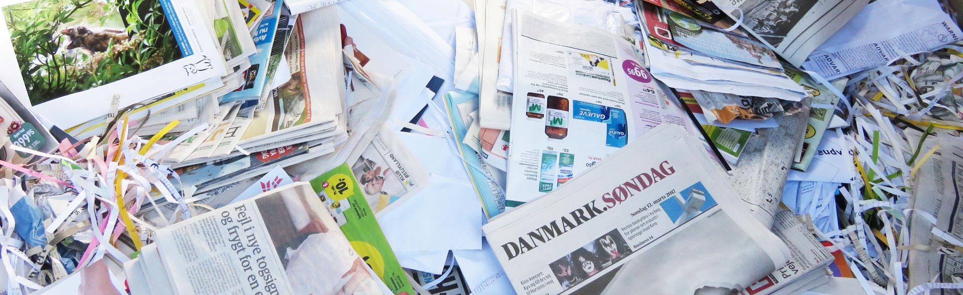 Aviser og papir i en stor bunke