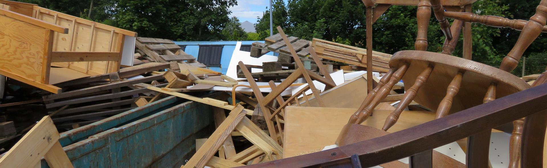 Træmøbler og andet træaffald i container på genbrugsplads