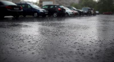 Parkering med meget regn på overfladen