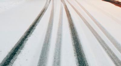 Kørespor på en snebelagt vej