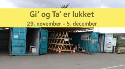 Containere til direkte genbrug på genbrugsplads med gul grafisk bjælke 