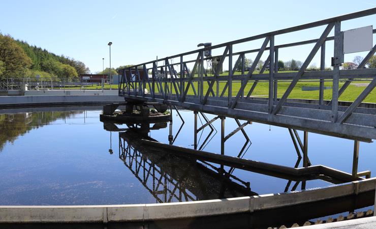Rensebassin der renser spildevand på renseanlæg i Hammel