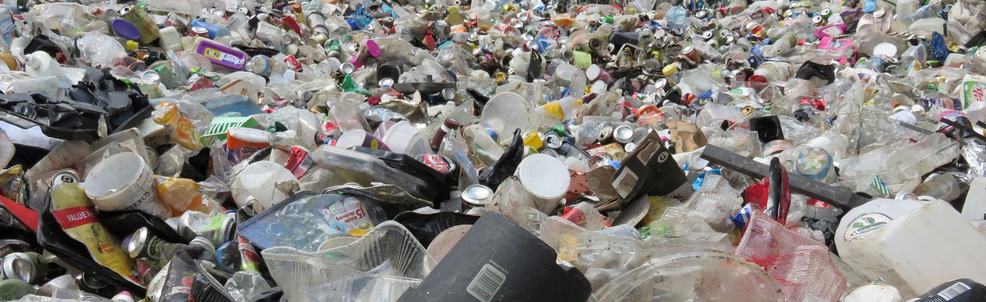 Masser af blandet affald af plast, metal og glas