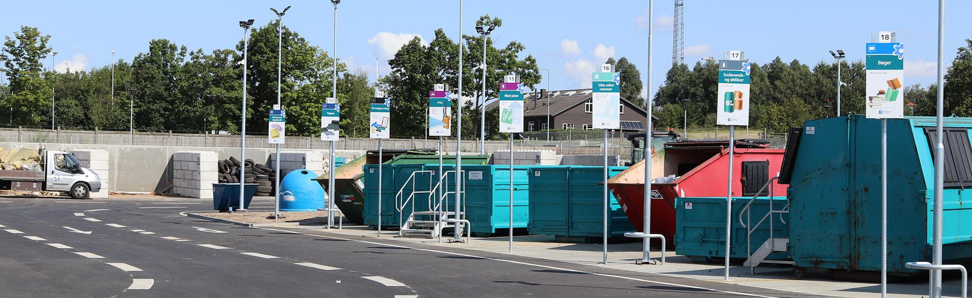 Containere og skilte på genbrugsplads i Hammel