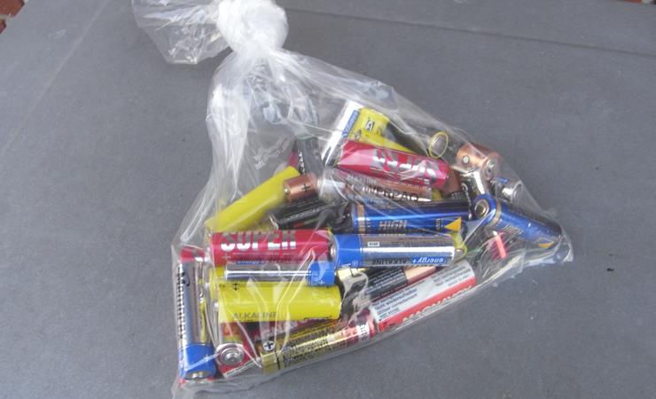 Brugte batterier i gennemsigtig pose