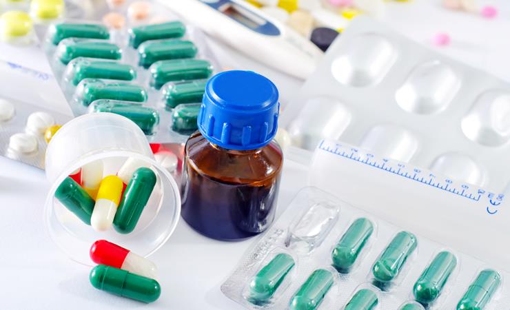 Piller, tabletter og andet medicin på hvidt bord