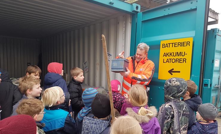 Genbrugsvejleder fortæller en masse skolebørn om genanvendelse af batterier