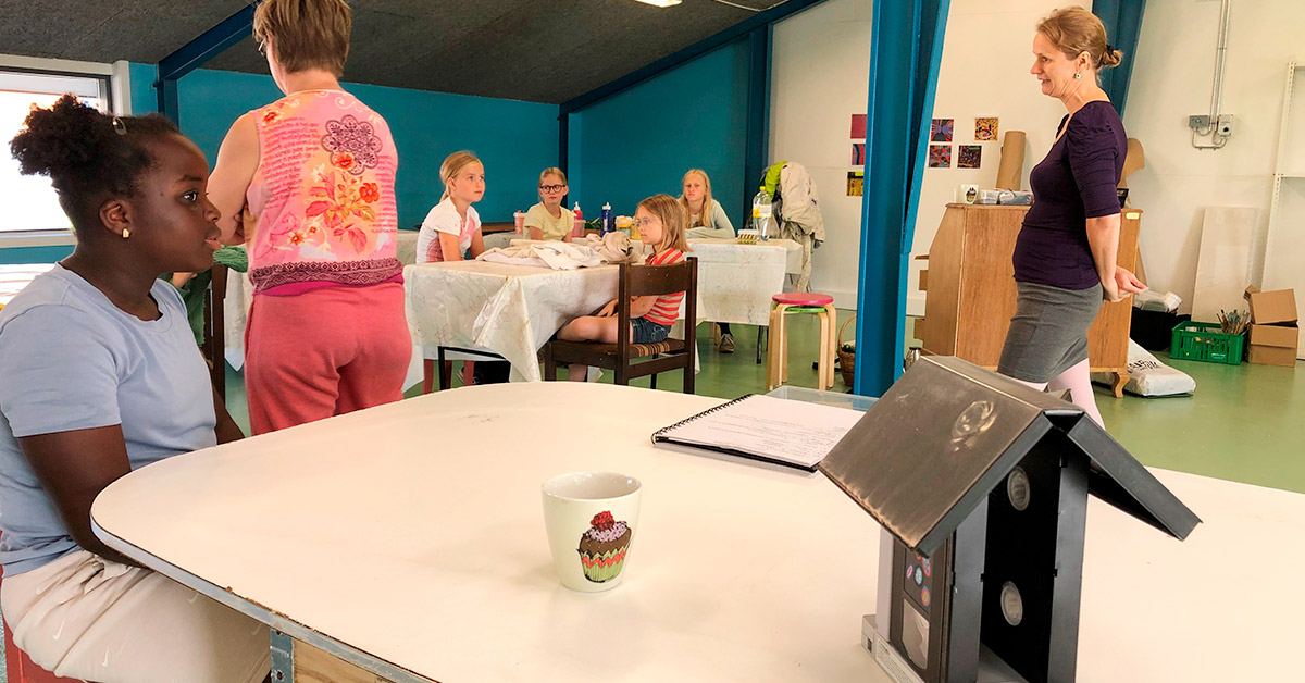 Elever får undervisning på sommerbilledskole på Hammel genbrugsplads