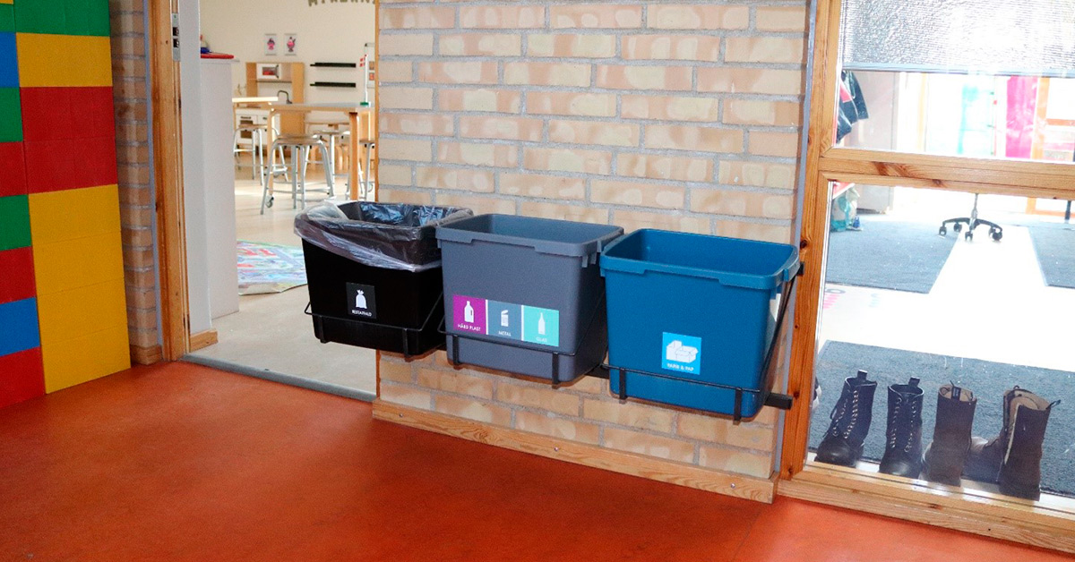 Tre skraldespande til sortering af affald i børnehave