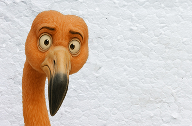 En animeret flamingo, der ser ret undrende ud