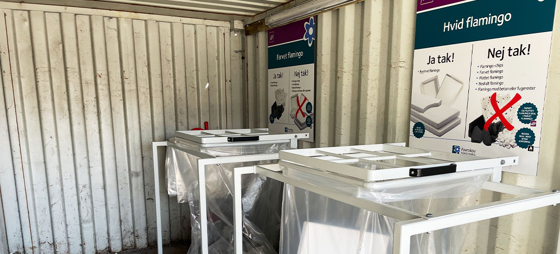 To beholdere på en genbrugsplads til sortering af Hvid flamingo og farvet flamingo