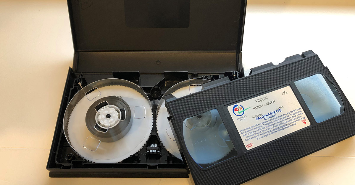 Gammelt VHS bånd der er åbnet