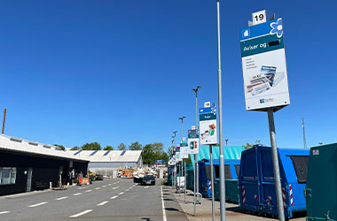 Skilte og containere på en genbrugsplads