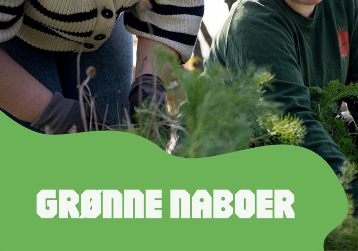 To personer planter blomster i bed samt teksten Grønne naboer