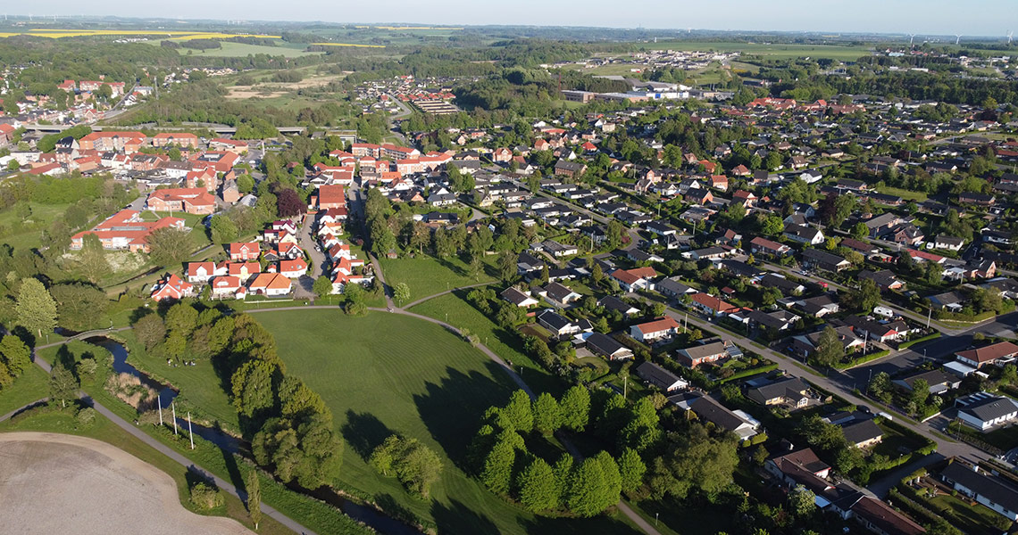 Luftfoto af området ved Lilleåparken i Hadsten