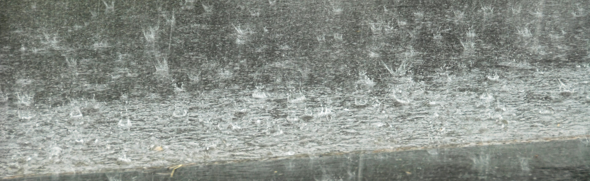 Regn pisker ned på gelænder