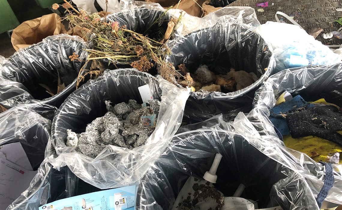 Finsortering af affald fra skoler og institutioner i spande med poser