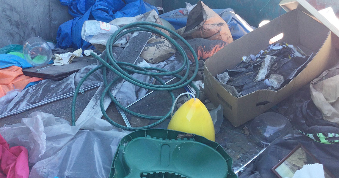 Diverse affald i containere TIL NEDGRAVNING