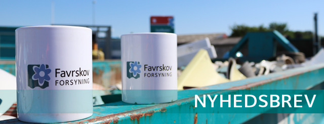 To kopper med forsyningens logo står på kanten af container på genbrugsplads