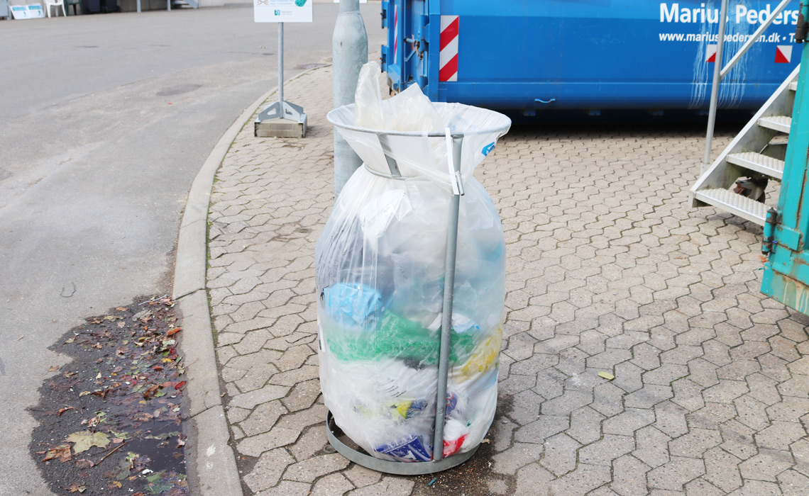 affaldsstativ med gennemsigtig affaldssæk i til blødplast