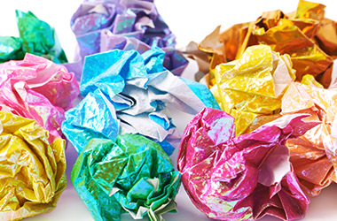 Sammenkrøllet gavepapir i forskellige farver