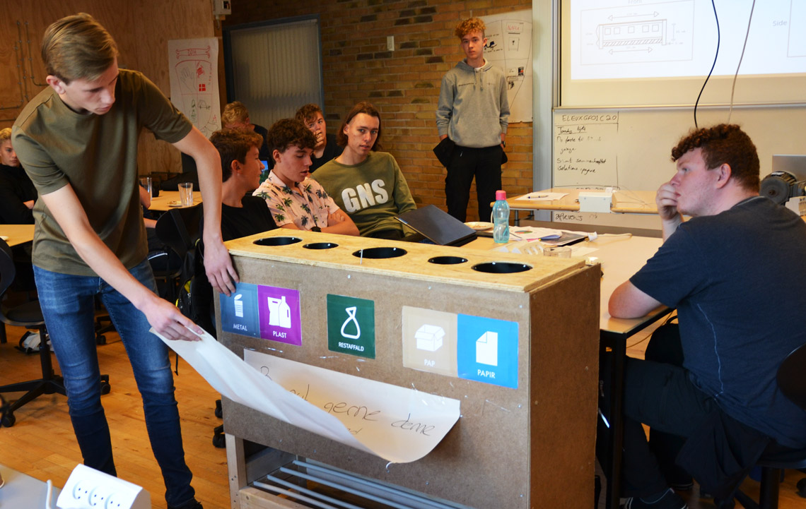 To elever fremviser sorterings system af trækasse med affaldspiktogrammer