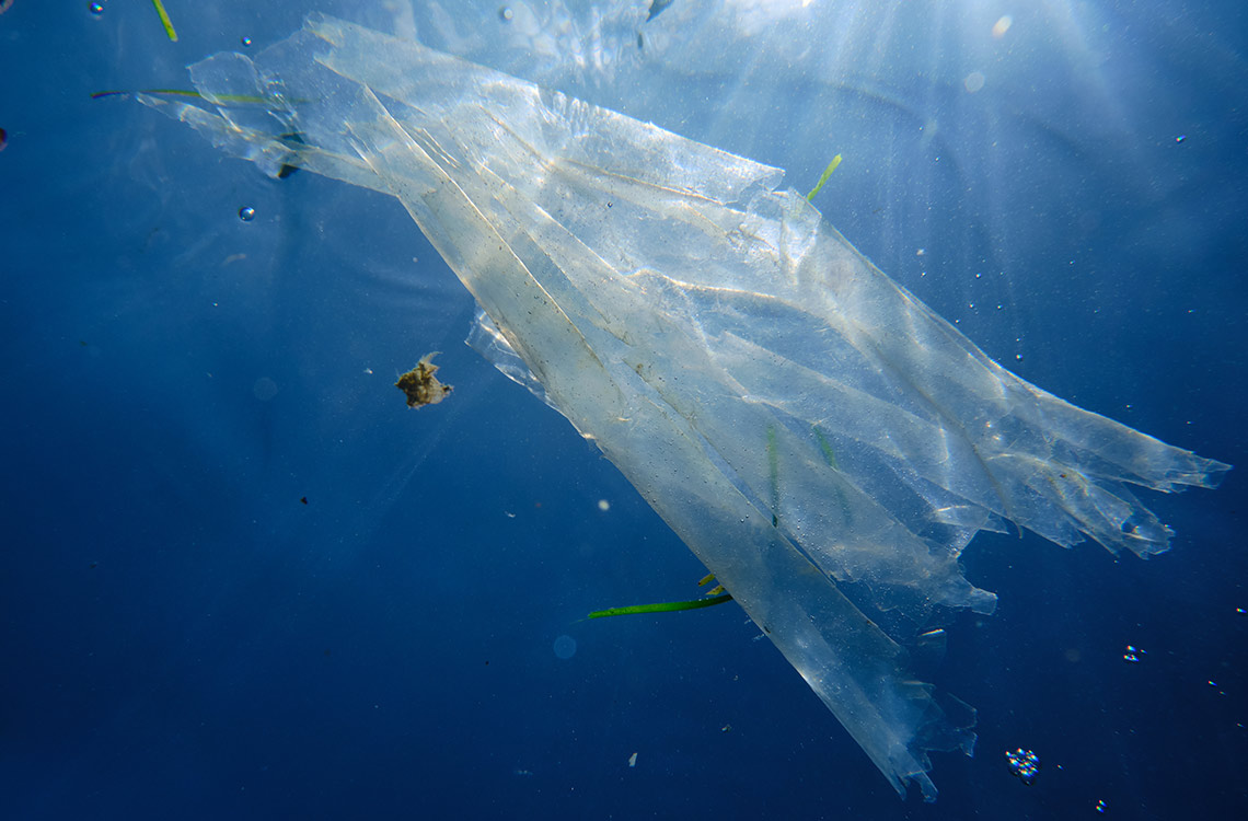 Plastfolie flyder rundt i havet