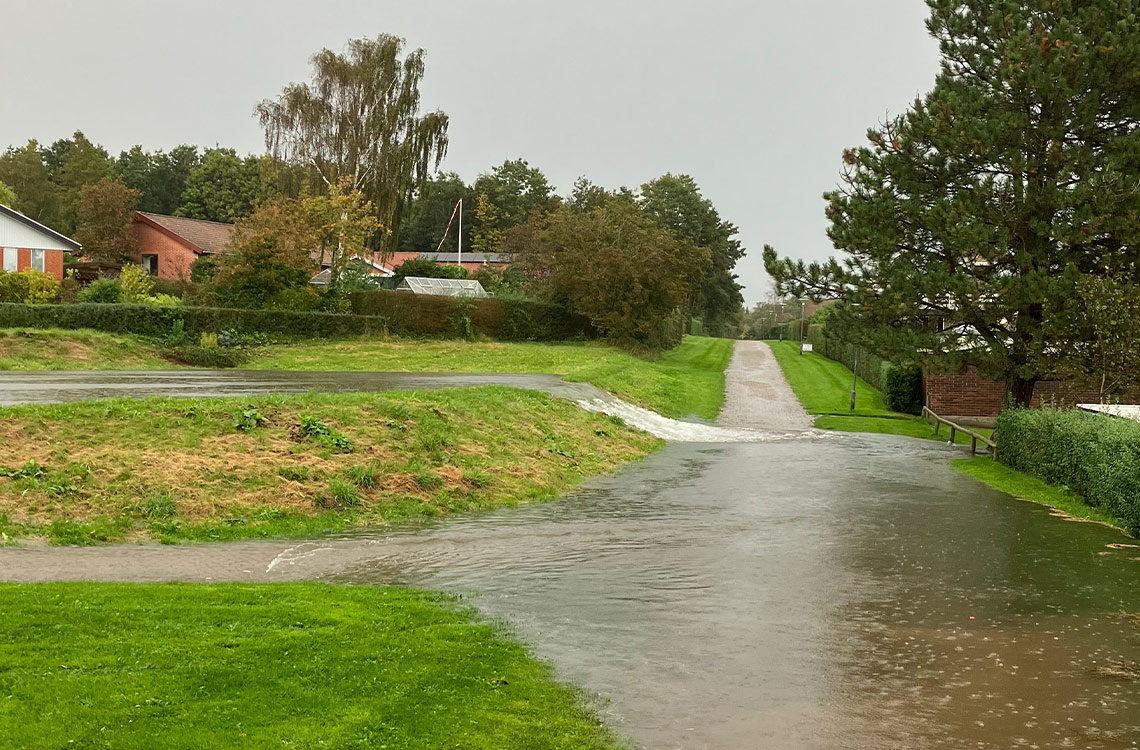 Oversvømmelse på sti på grund af regnvejr