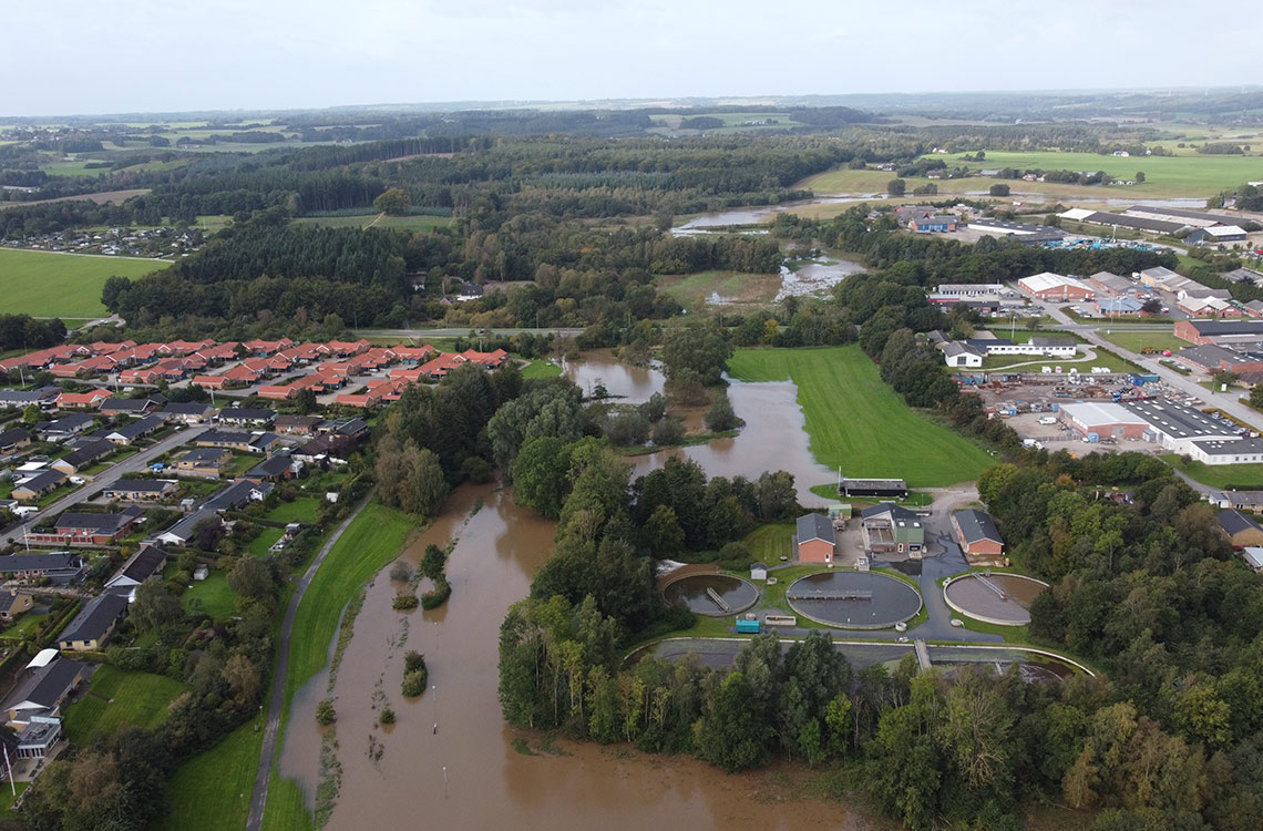 Luftfoto over Hadsten by, der viser oversvømmelse ved renseanlæg