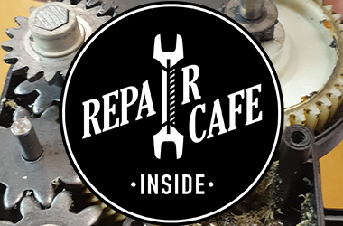 Repair Cafe Inside logo på et foto af nogle tandjhul